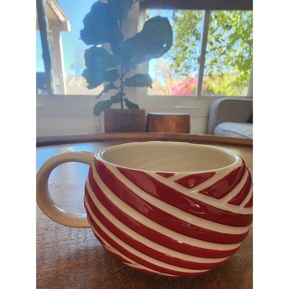 2013 Starbucks Red & White Swirl Candy Cane Holiday Coffee Cup Tea Mug 12oz - Picture 1 of 4
